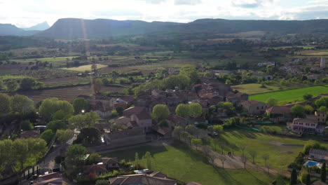 Wunderschöner-Sonnenuntergang-über-Den-Weinbergen-Des-Dorfes-Campagne,-Landwirtschaftliche-Flächen-In-Frankreich